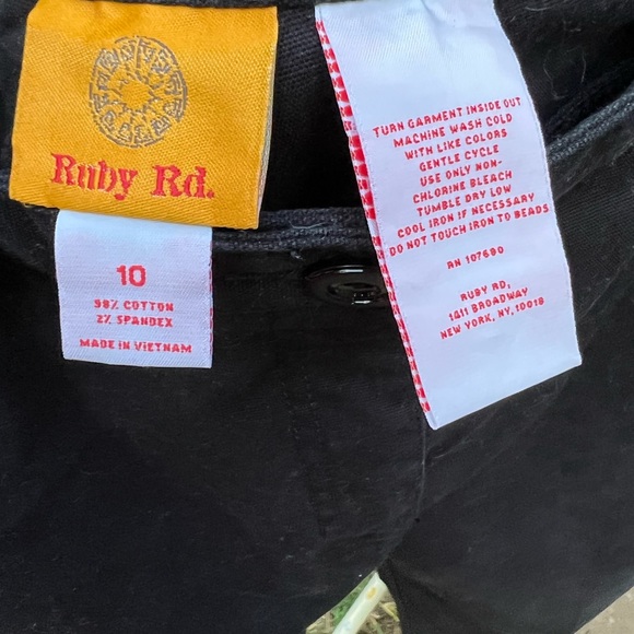 Ruby Rd Black Capris - Picture 3 of 3